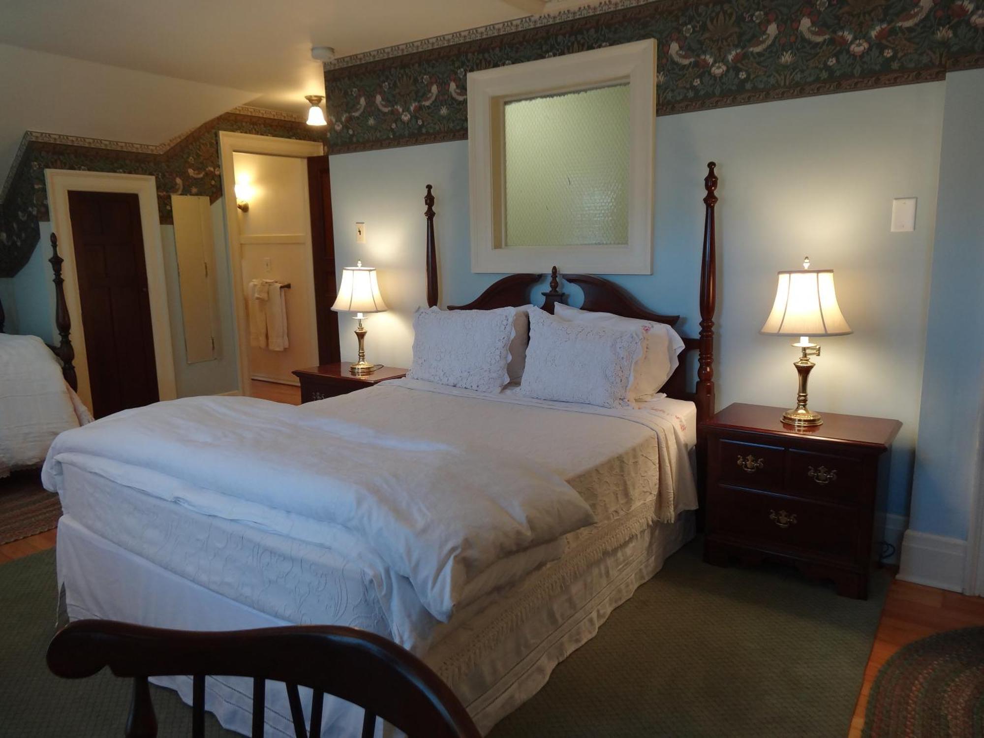 Stone Chalet Bed & Breakfast Inn Ann Arbor Room photo