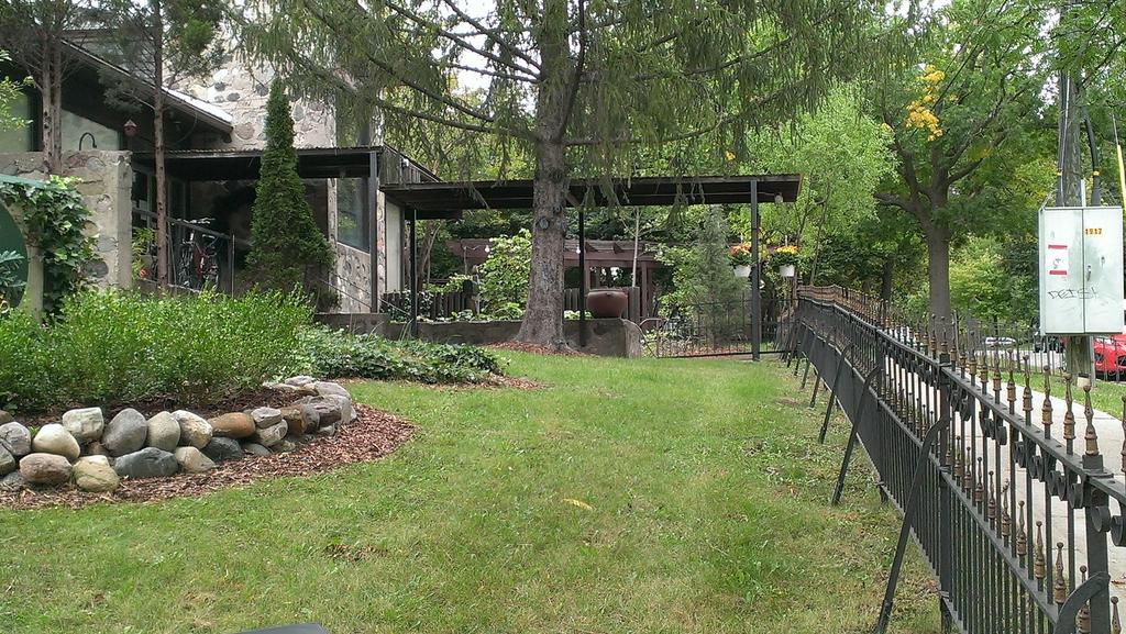 Stone Chalet Bed & Breakfast Inn Ann Arbor Exterior photo